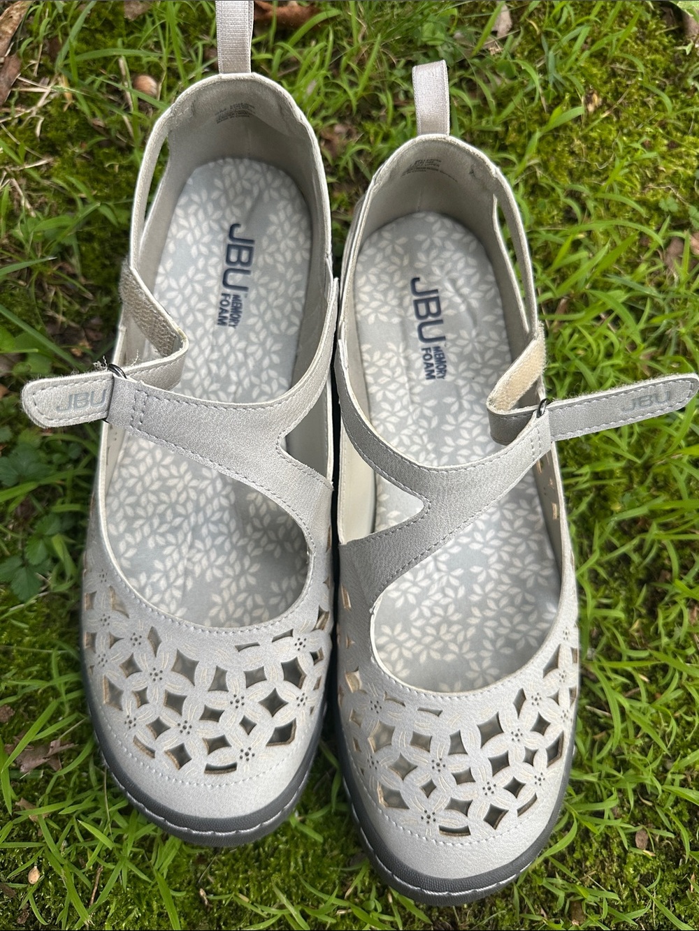JBU Women's Light Gray Cutout Mary Jane Flats